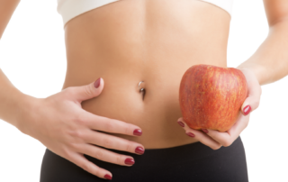Frau mit Fructoseintoleranz hat Bauchschmerzen wegen Obst