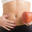 Frau mit Fructoseintoleranz hat Bauchschmerzen wegen Obst